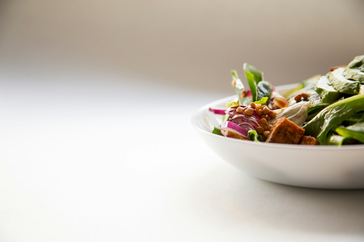Assiette équilibrée avec des aliments sains et nutritifs